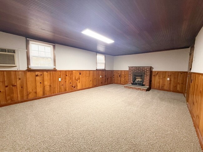 Building Photo - Spacious 2-Bedroom One-Level Home with Carport and Large Backyard