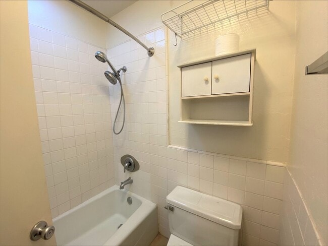 Building Photo - DOUBLE Car Garage! Balcony! Walkable to Restaurants!