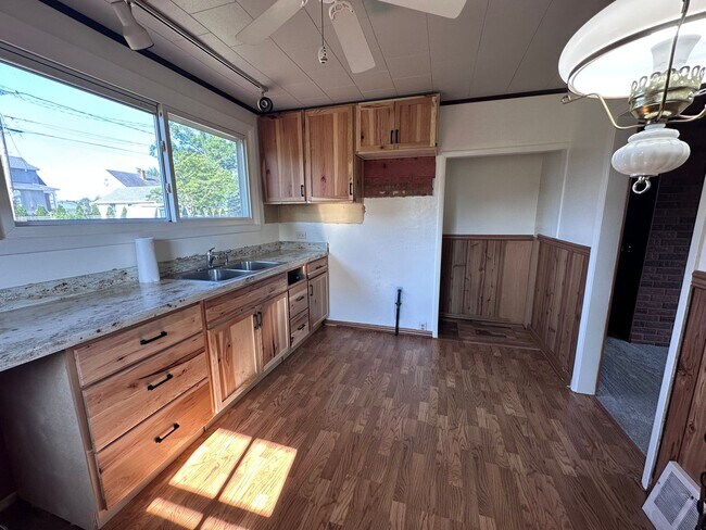 Building Photo - Cape Cod in Middletown 4 bedroom