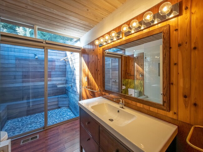 Building Photo - 1404 Oak Grove Dr