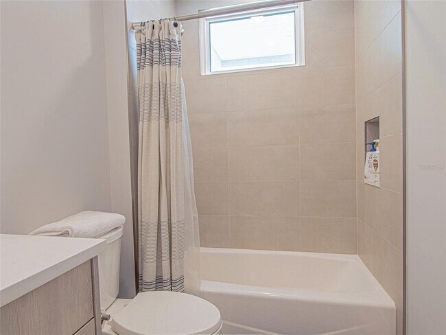 Building Photo - 370 6th St S