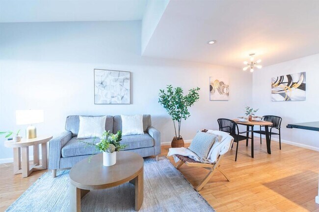 Building Photo - 1615 Hotel Cir S