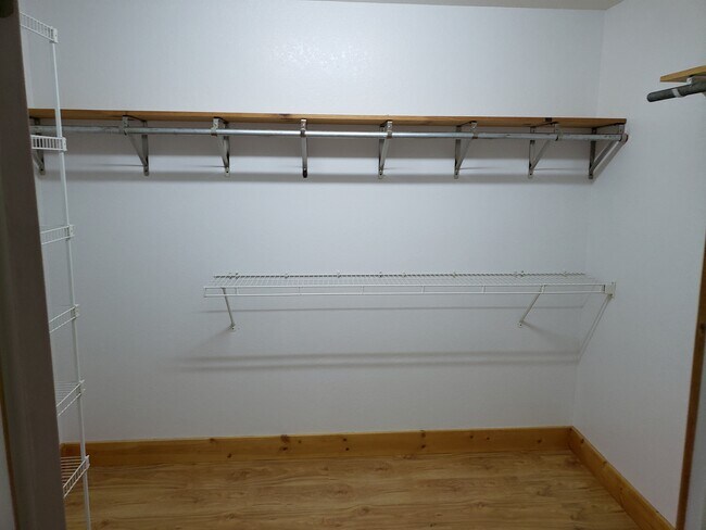 Building Photo - 633 Russell Ave