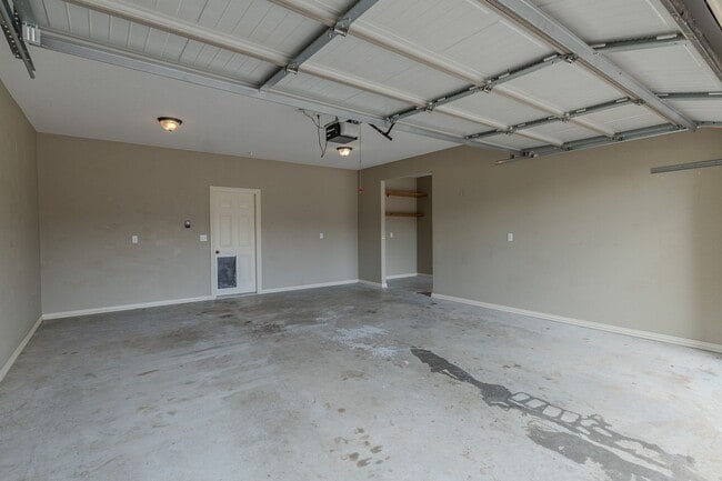 Building Photo - 4 BR Farmington Home!