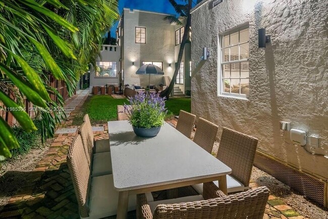 Building Photo - 151 NE 43rd St