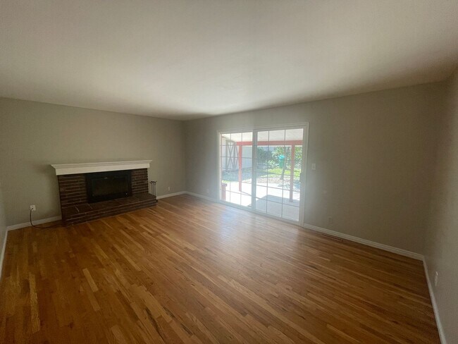 Building Photo - 550 E 250 N