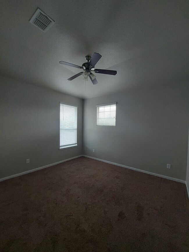 Building Photo - Lovely 4 Bedroom Home with Master Downstai...