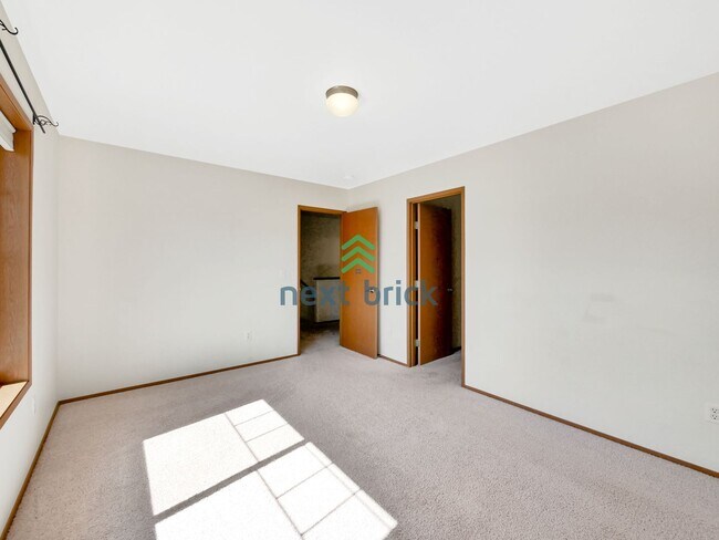 Building Photo - 4 Bed and 2.5 Bath Single-family Home is A...