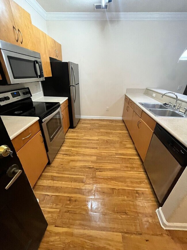 Building Photo - Gardens of Bridgehampton - 2 Bed - 2 bath ...