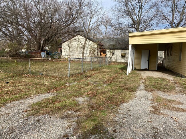 Building Photo - 2/1 Near Sherman Middle School!