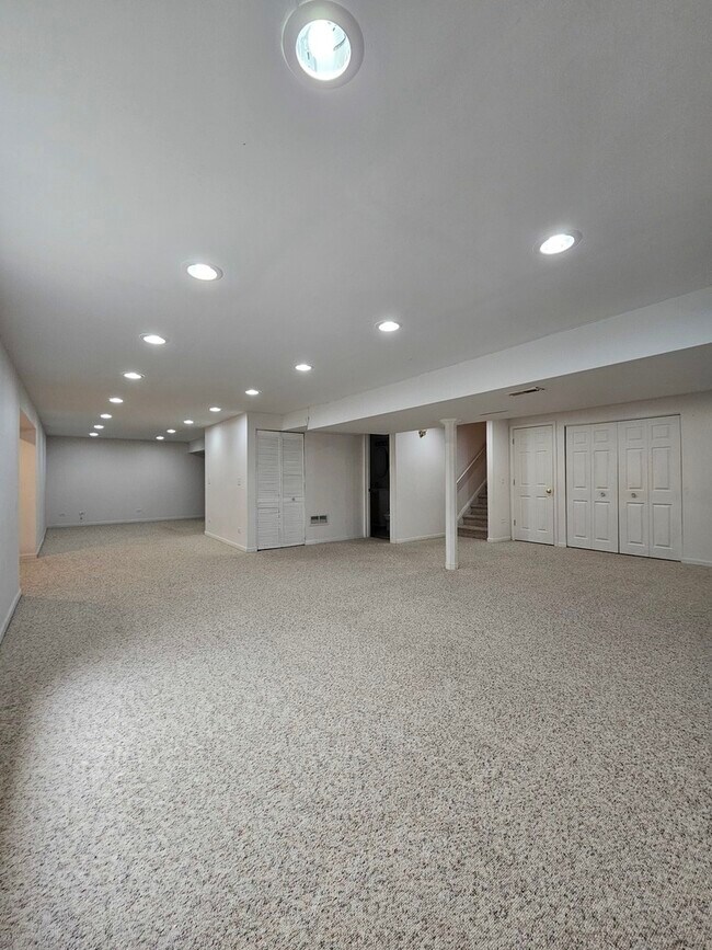 Building Photo - 420 Merry Oaks Rd