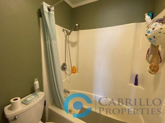 Building Photo - 3030 Suncrest Dr