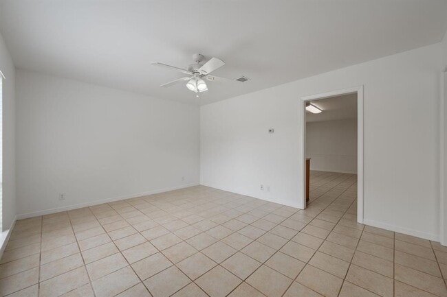 Building Photo - 7009 Isabelle Dr