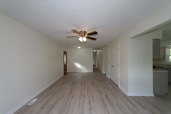 Building Photo - Updated 3 bedroom 1.5 bath home in desirab...