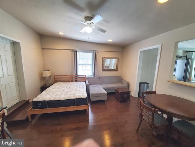 Building Photo - 600 S Washington St