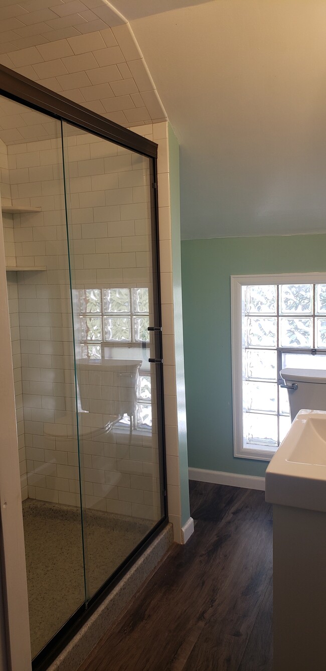 Master Bath - 901 Country Club Ave