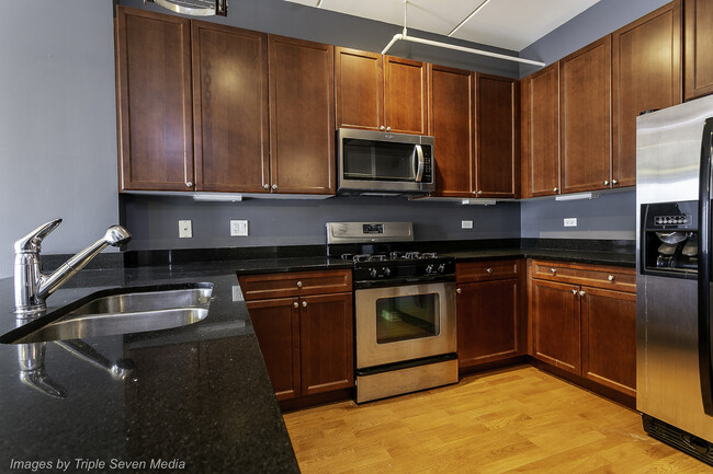 Building Photo - 873 N Larrabee St