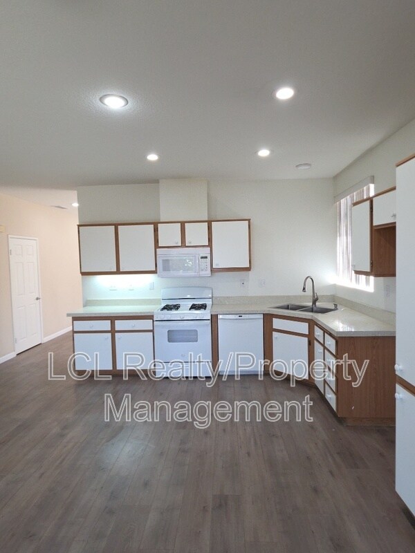 Building Photo - 26745 Summer Sunshine Dr