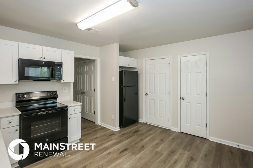 Building Photo - 5525 Kiev Dr
