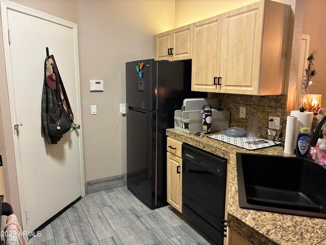 Building Photo - 1411 E Orangewood Ave