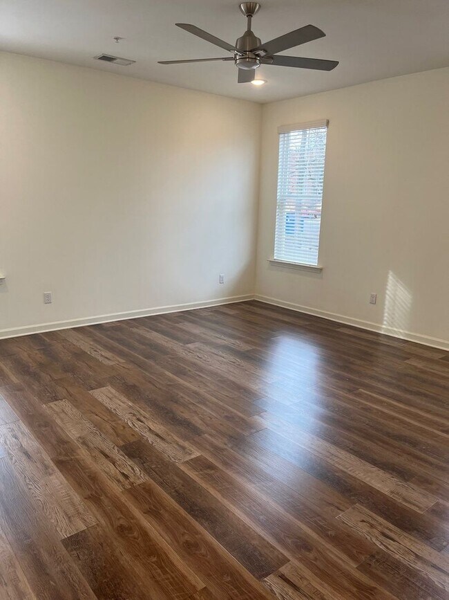 Building Photo - Gorgeous Flat in Overton Square