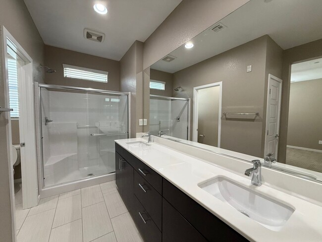 Building Photo - 2/BD 2.5/BA Luxury Gated Townhouse in Summ...