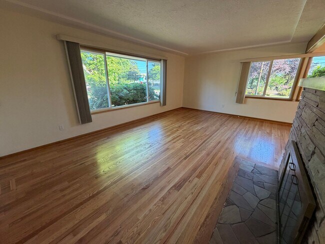 Building Photo - Spacious, Remodeled 5bd/3bath Cherry Park Home with Large Fenced Garden and Finished Basement