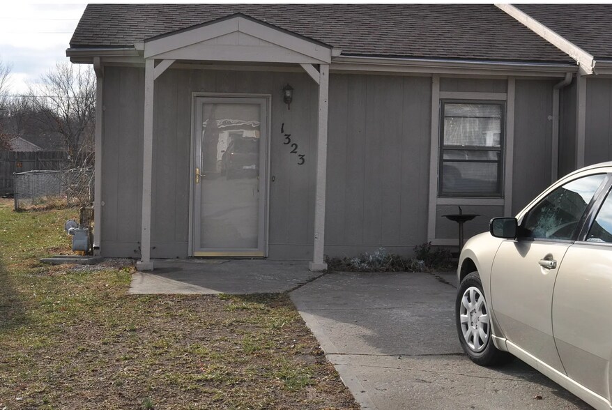 Primary Photo - 1323 E 25th Ter