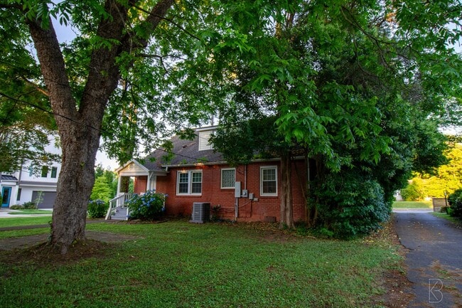 Building Photo - Prime location & Space!