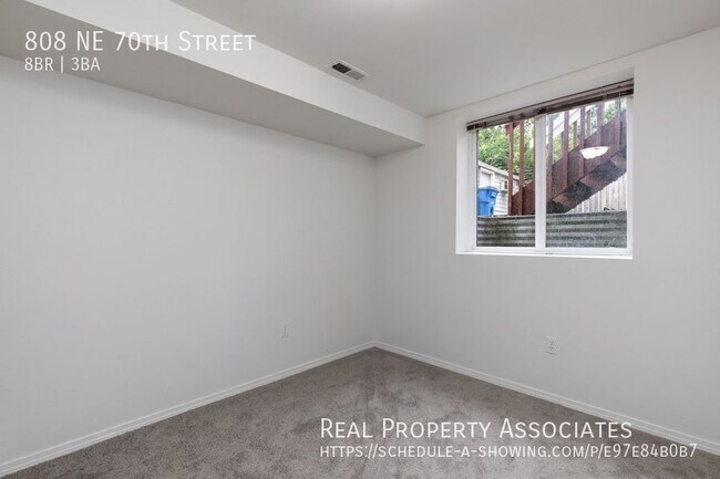 Building Photo - 808 NE 70th St