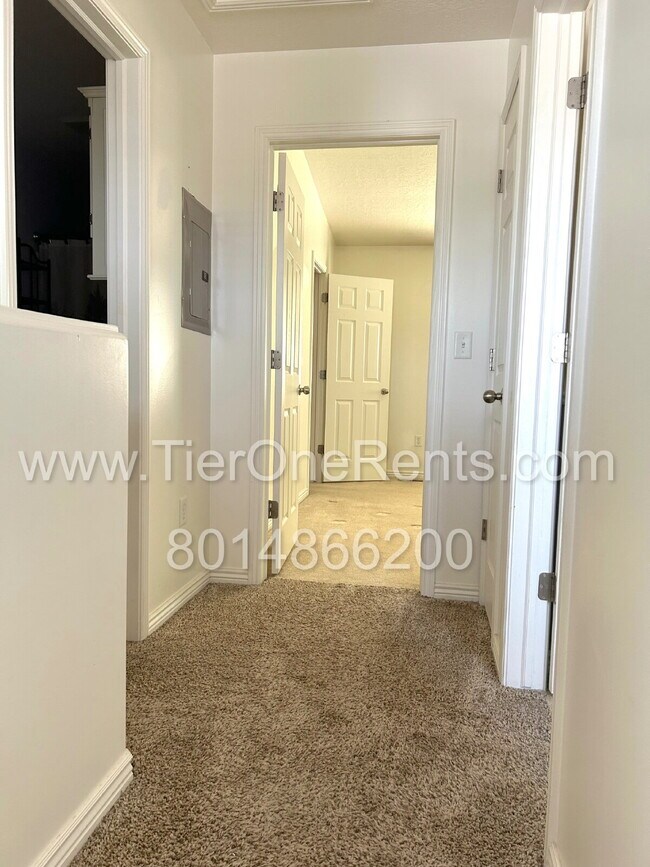 Building Photo - Move-in special: $500 off First months rent