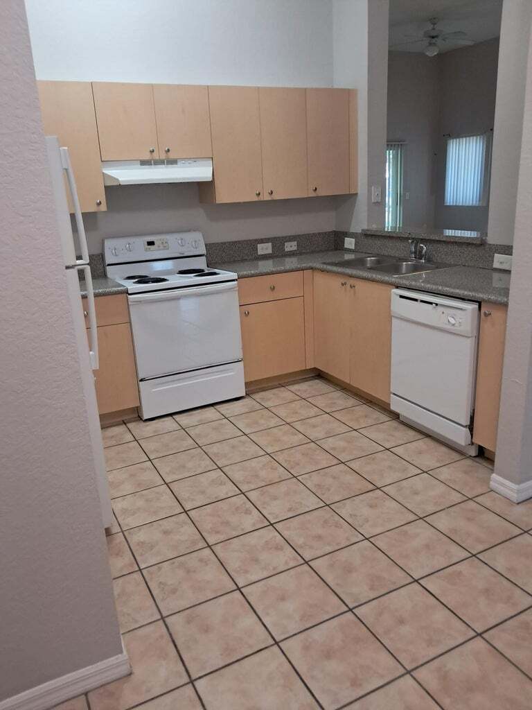 Building Photo - 260 Crestwood Cir