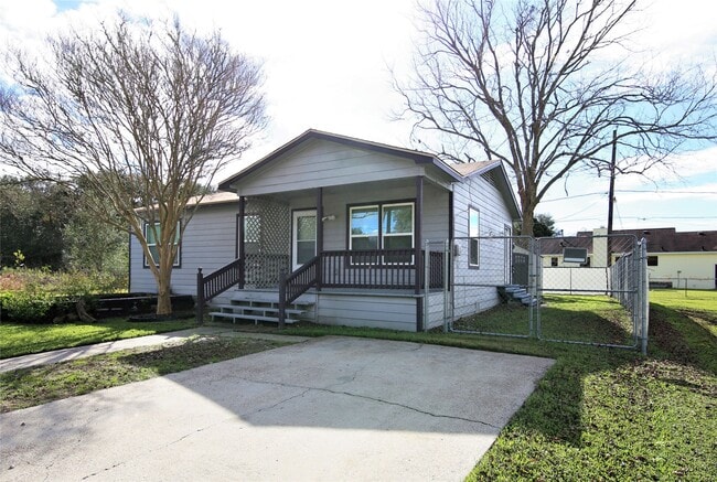 Primary Photo - 6611 Wayne Johnson Ave