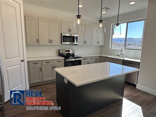Building Photo - Large Home in Firerock