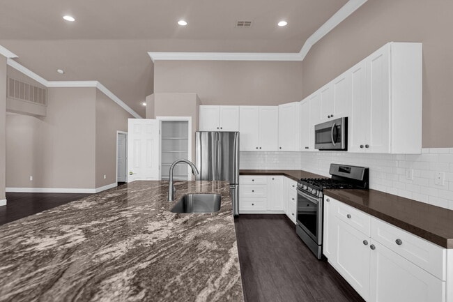 Building Photo - Don't miss out on this super cute 2-bedroo...