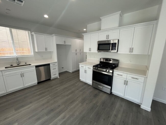 Building Photo - Brand New Home