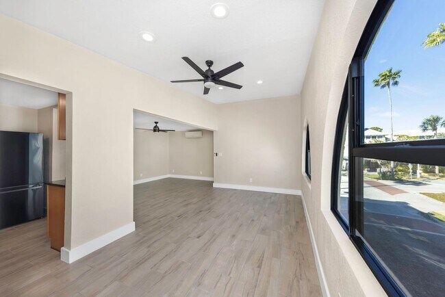 Building Photo - P199 - #6A Holiday Inn