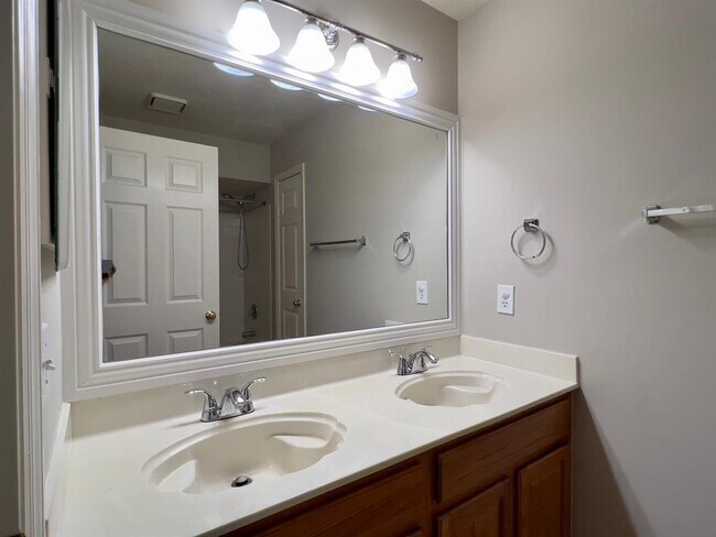 Building Photo - 6622 High Knoll Dr