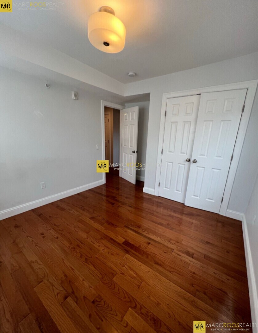 Building Photo - 230 Maverick St