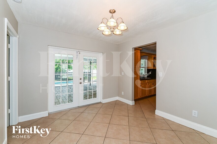 Building Photo - 528 SE 17th Ave