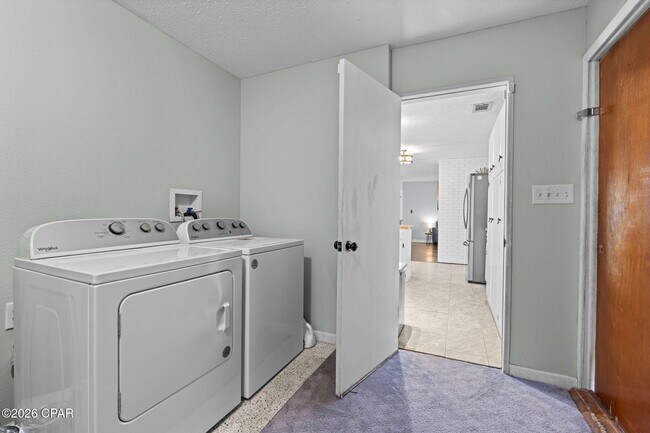 Building Photo - 136 Colina Cir