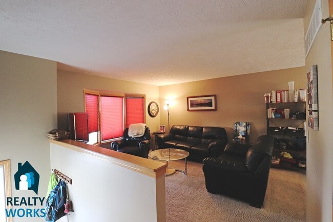 Building Photo - Lovely 2 Bedroom Split Level Home in NW Li...