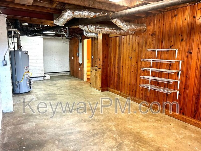 Building Photo - 2919 Henry St