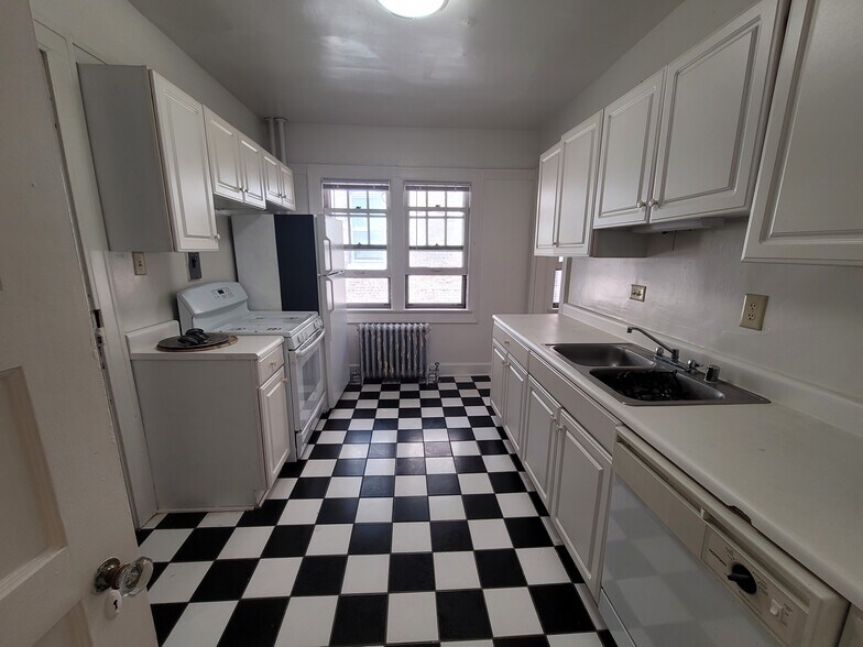 Building Photo - 2541 N Lake Dr