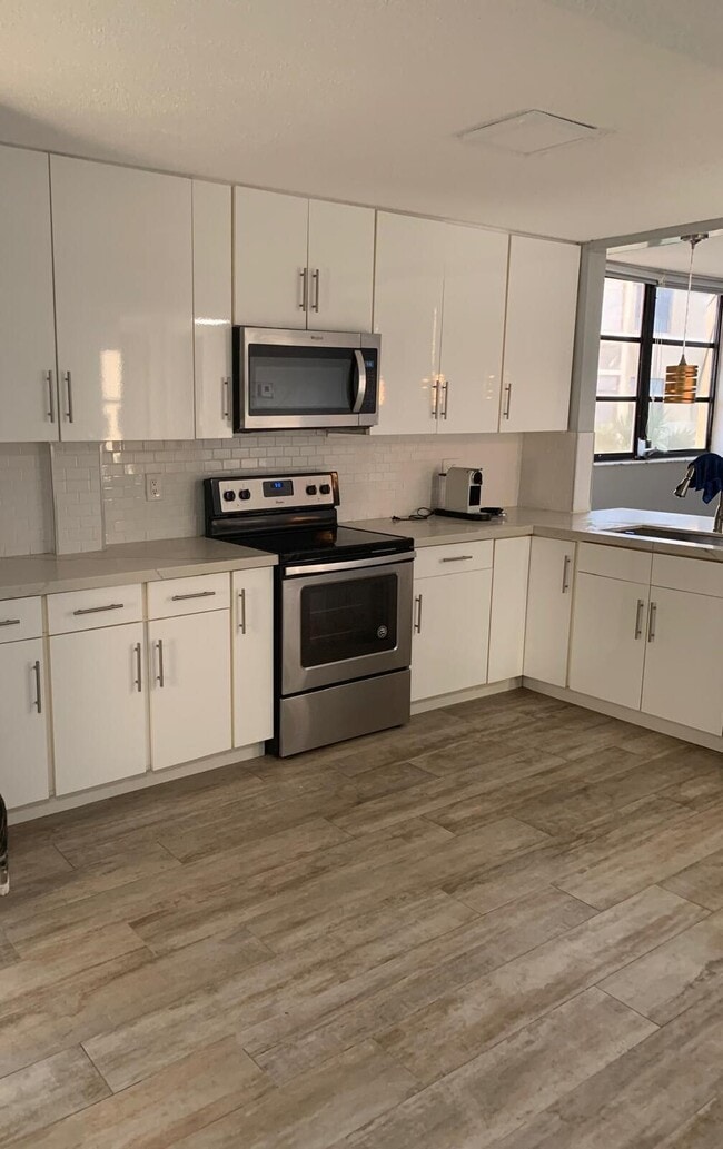 Building Photo - 6475 W Oakland Park Blvd