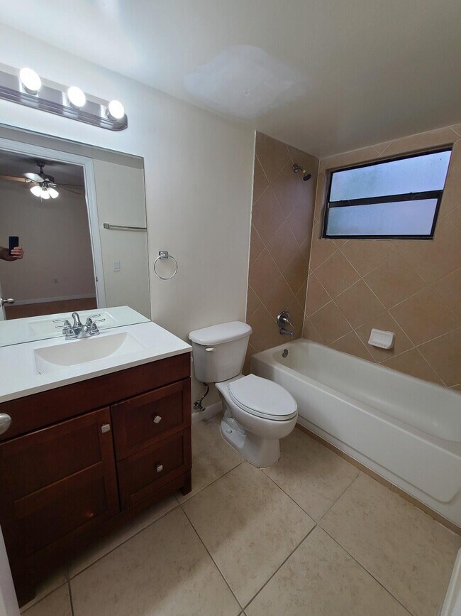 Building Photo - 1547 Lake Crystal Dr