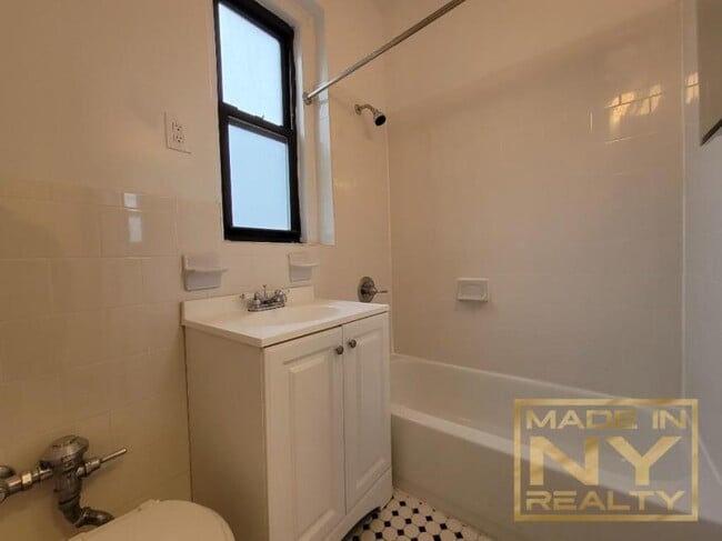 Building Photo - 1 bedroom in ASTORIA NY 11106