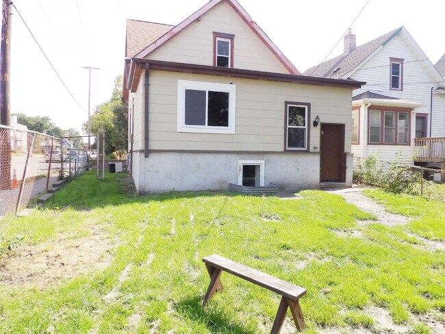 Building Photo - 3 Bedrooms | 2 Bathrooms Near UofM