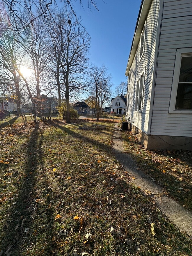 Building Photo - 1043 Vine St