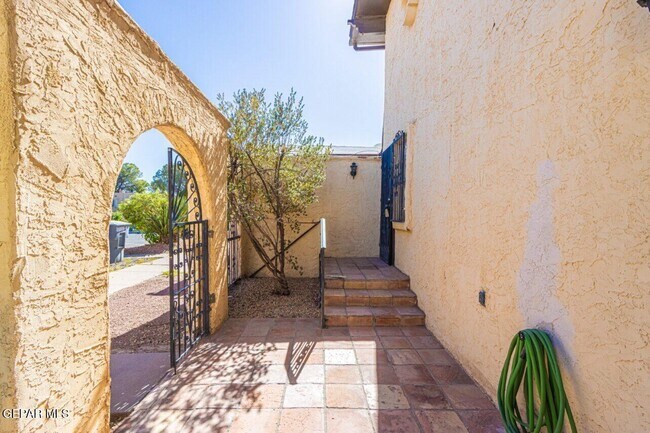 Building Photo - 11105 La Quinta Pl